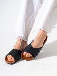 Load image into Gallery viewer, Textured Exotic Pattern Slides - BLACK