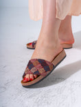 Load image into Gallery viewer, Vintage-Style Tapestry Slide - MARRON