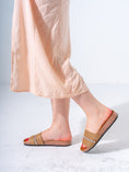 Load image into Gallery viewer, Metallic Detail Textured Slides - CAMEL
