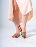 Load image into Gallery viewer, Metallic Detail Textured Slides - CAMEL
