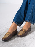 Load image into Gallery viewer, Textured Jacquard Detail Flat- BROWN
