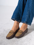Load image into Gallery viewer, Textured Jacquard Detail Flat- BROWN