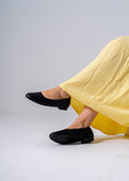 Load image into Gallery viewer, Classic Round-Toe Flats-black