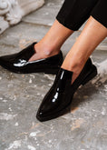 Load image into Gallery viewer, Minimalist High-Shine Pointed Flats - black