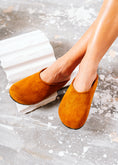 Load image into Gallery viewer, Minimalist Rounded-Toe Clogs - camel
