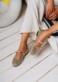 Load image into Gallery viewer, The Basket-Weave Flat - gold