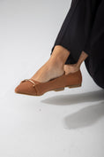 Load image into Gallery viewer, The Meridian Flat-camel