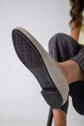 Load image into Gallery viewer, Cracked-Effect Ballet Flat-gray