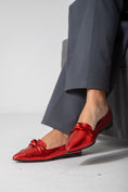 Load image into Gallery viewer, Metallic Snake Flats-red