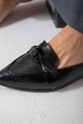 Load image into Gallery viewer, Metallic Snake Flats-black