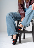 Load image into Gallery viewer, Tassel Suede Flat -black