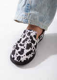 Load image into Gallery viewer, Animal Print Slip-On Flat-black