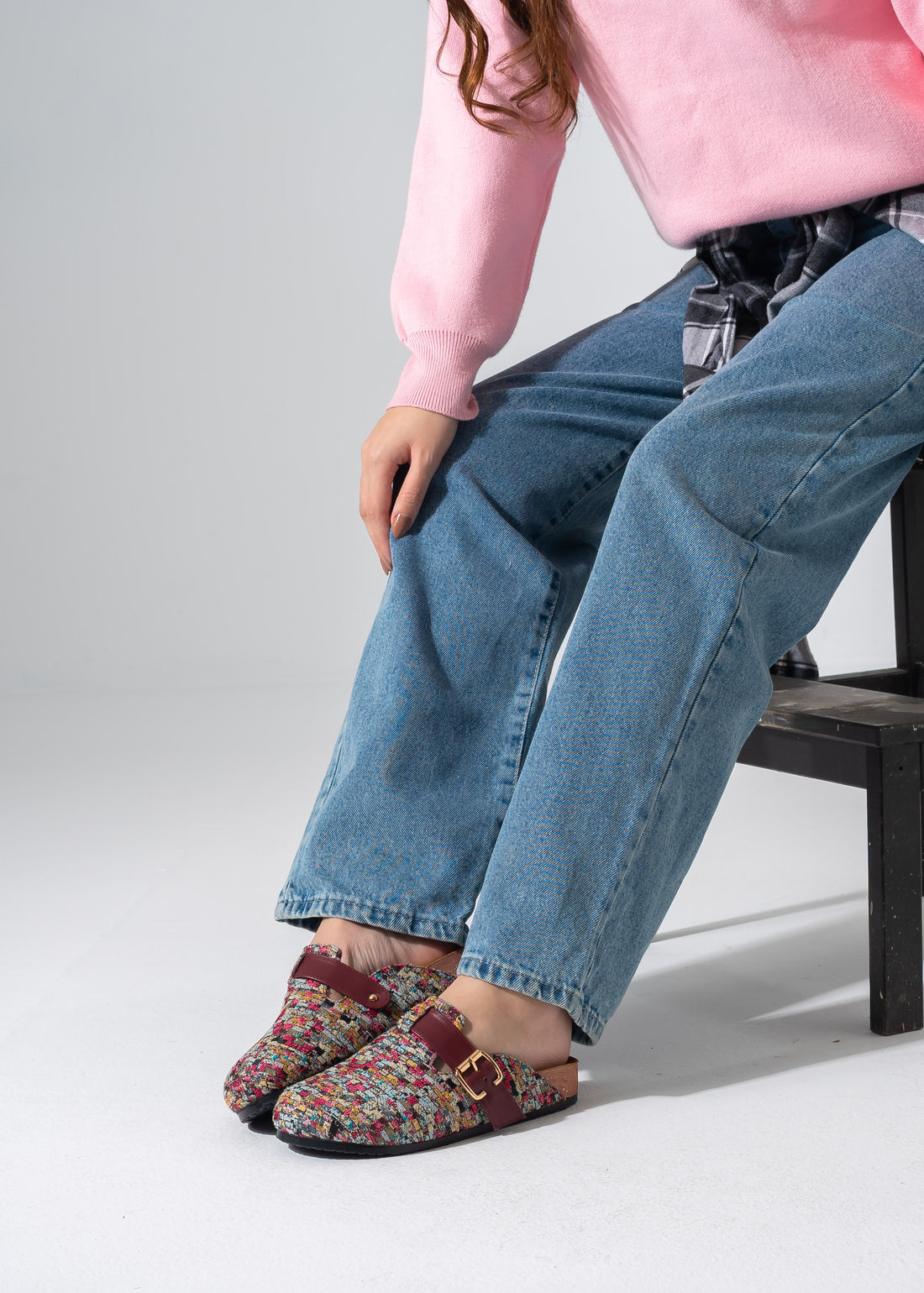 Textured Buckle Clogs - MARRON