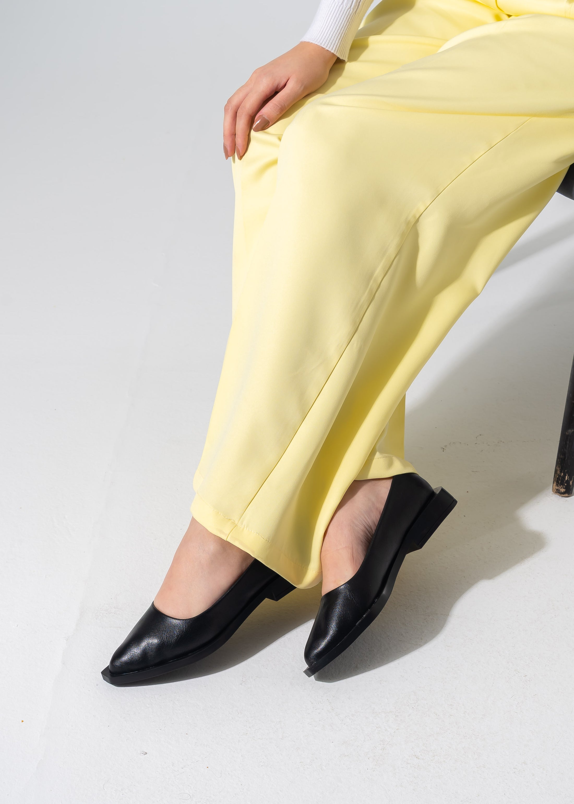 Sleek Pointed-Toe Flats - BLACK