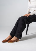 Load image into Gallery viewer, Sharp Silhouette Flats - CAMEL
