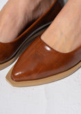 Load image into Gallery viewer, Sharp Silhouette Flats - CAMEL
