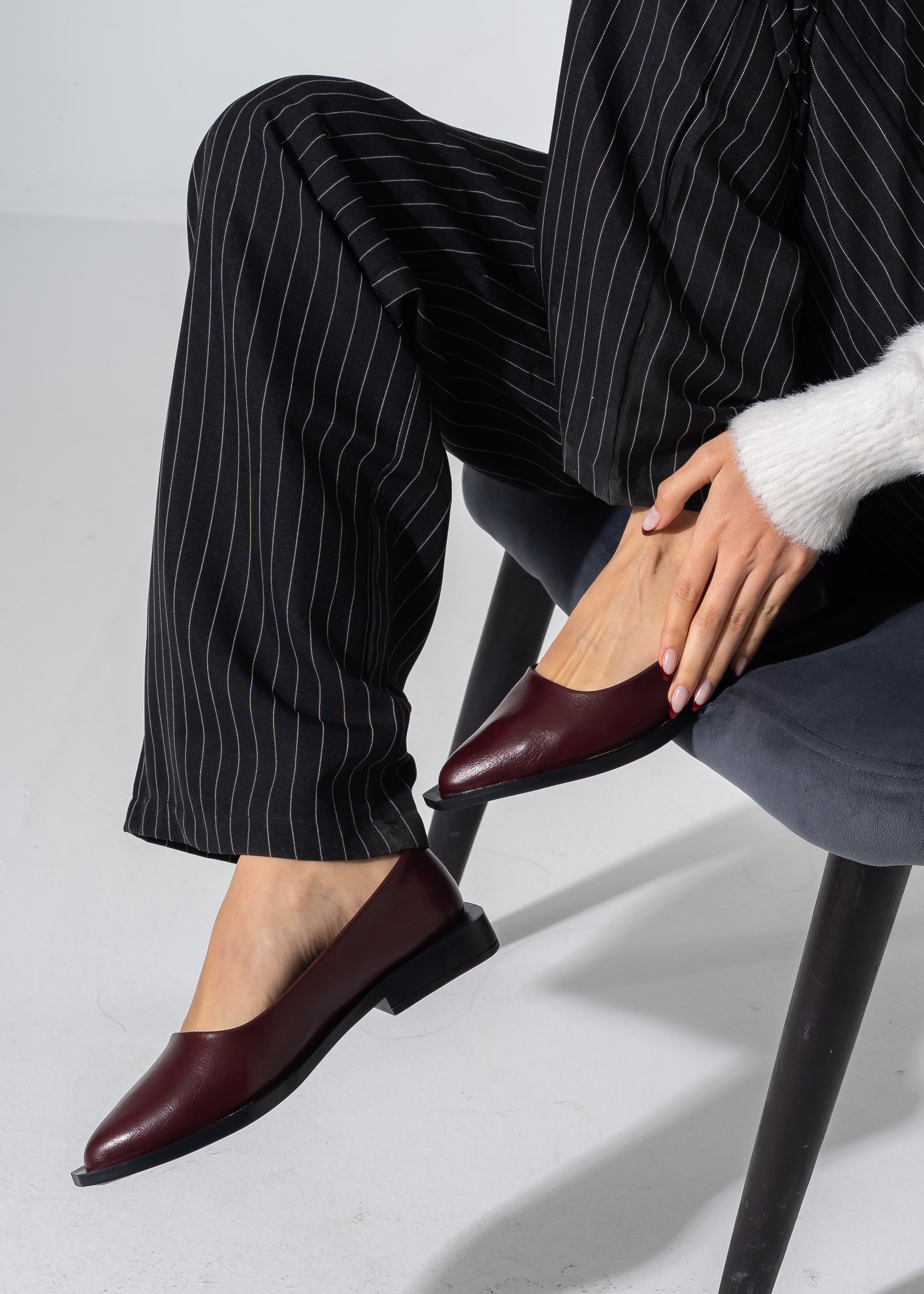 Sleek Pointed-Toe Flats - MARRON