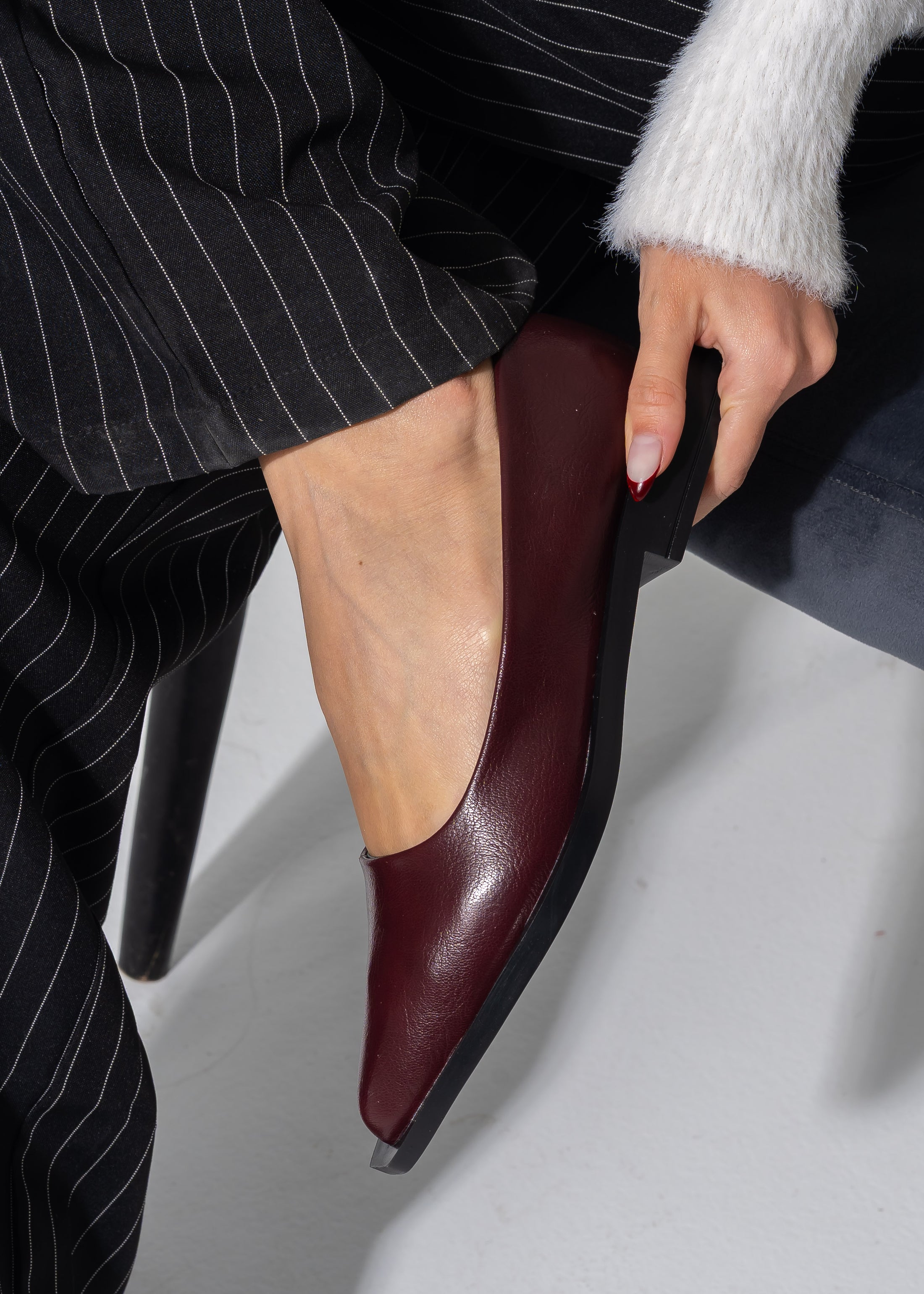 Sleek Pointed-Toe Flats - MARRON