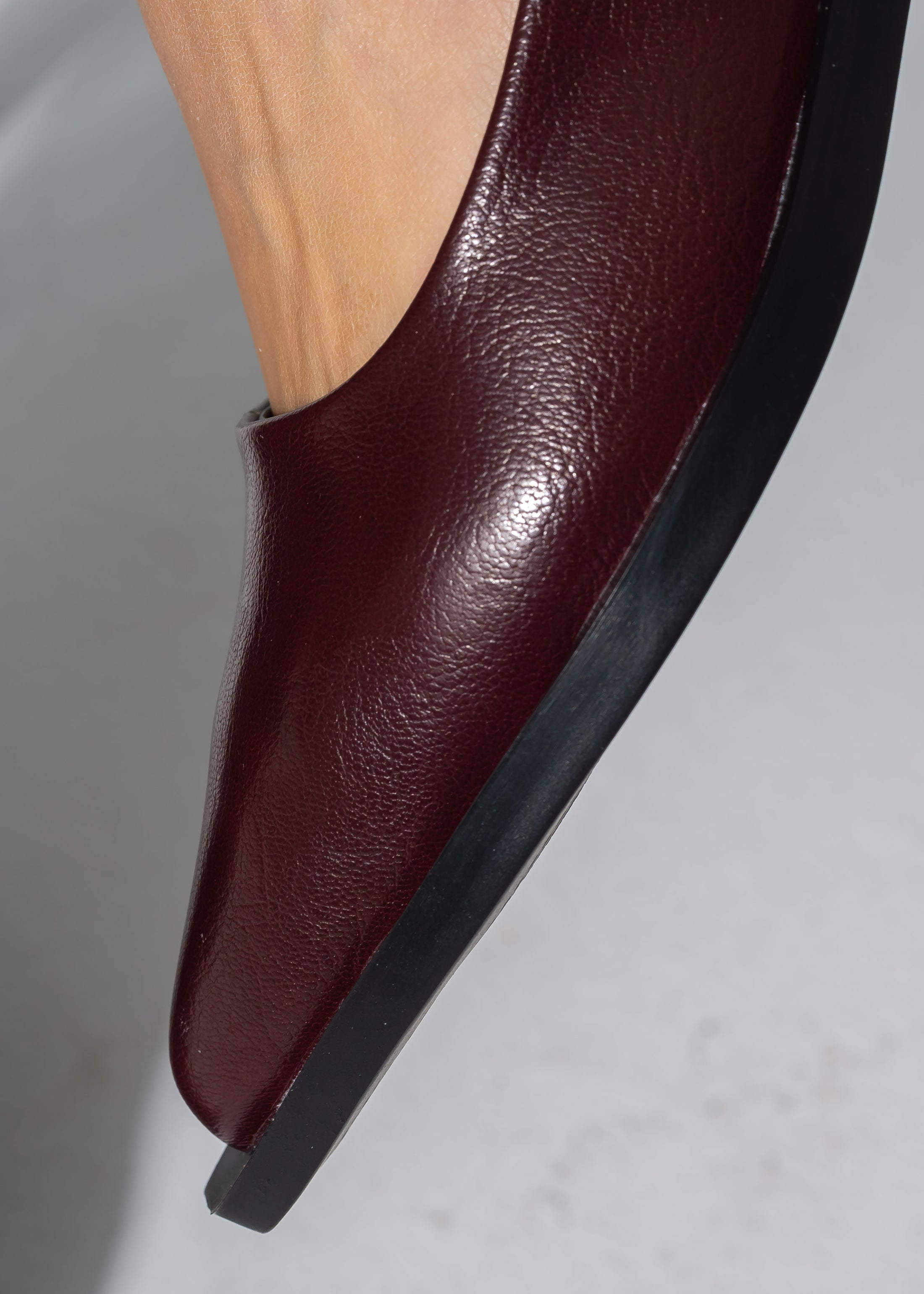 Sleek Pointed-Toe Flats - MARRON