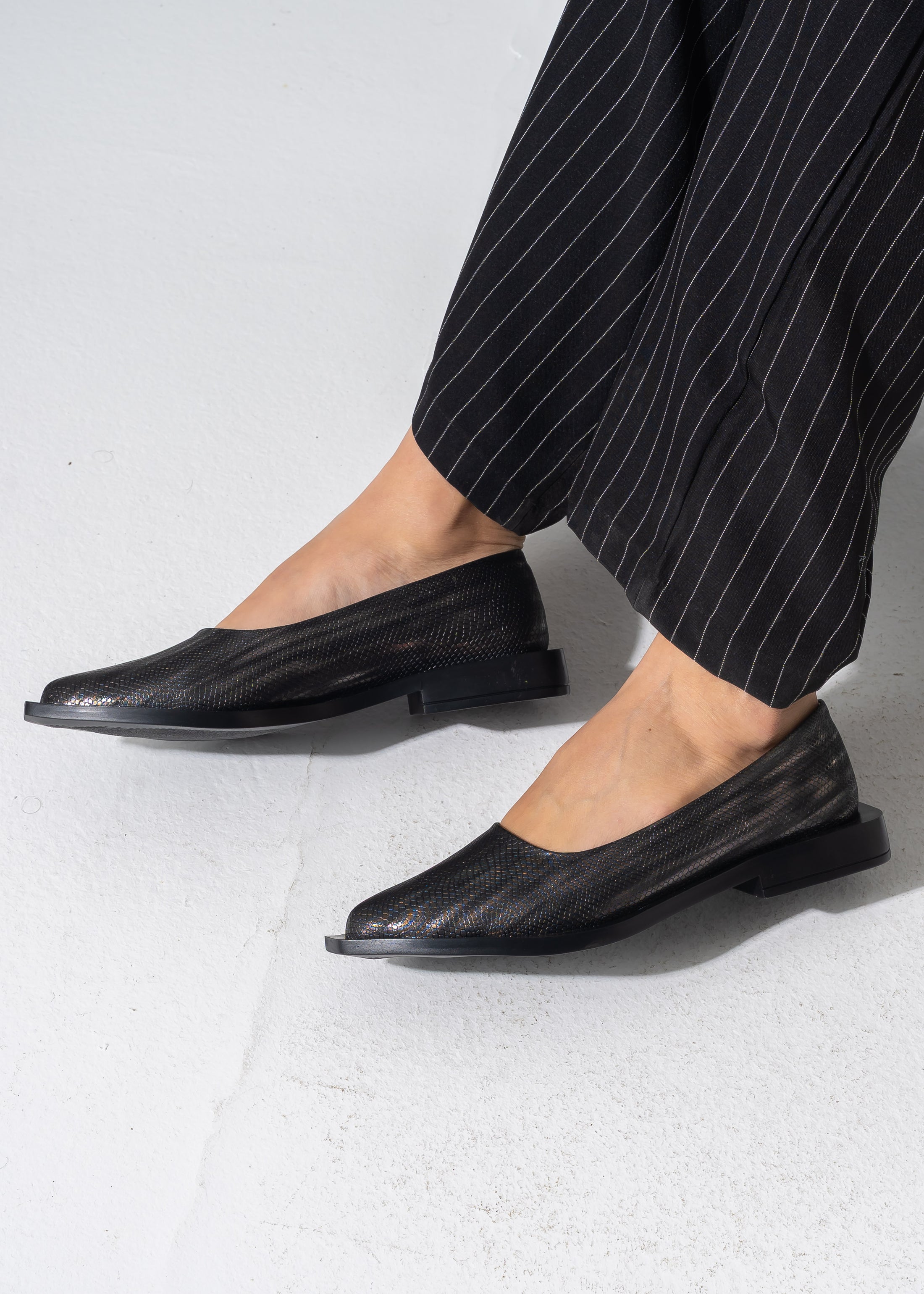 Snakeskin Pointed Flats - BLACK