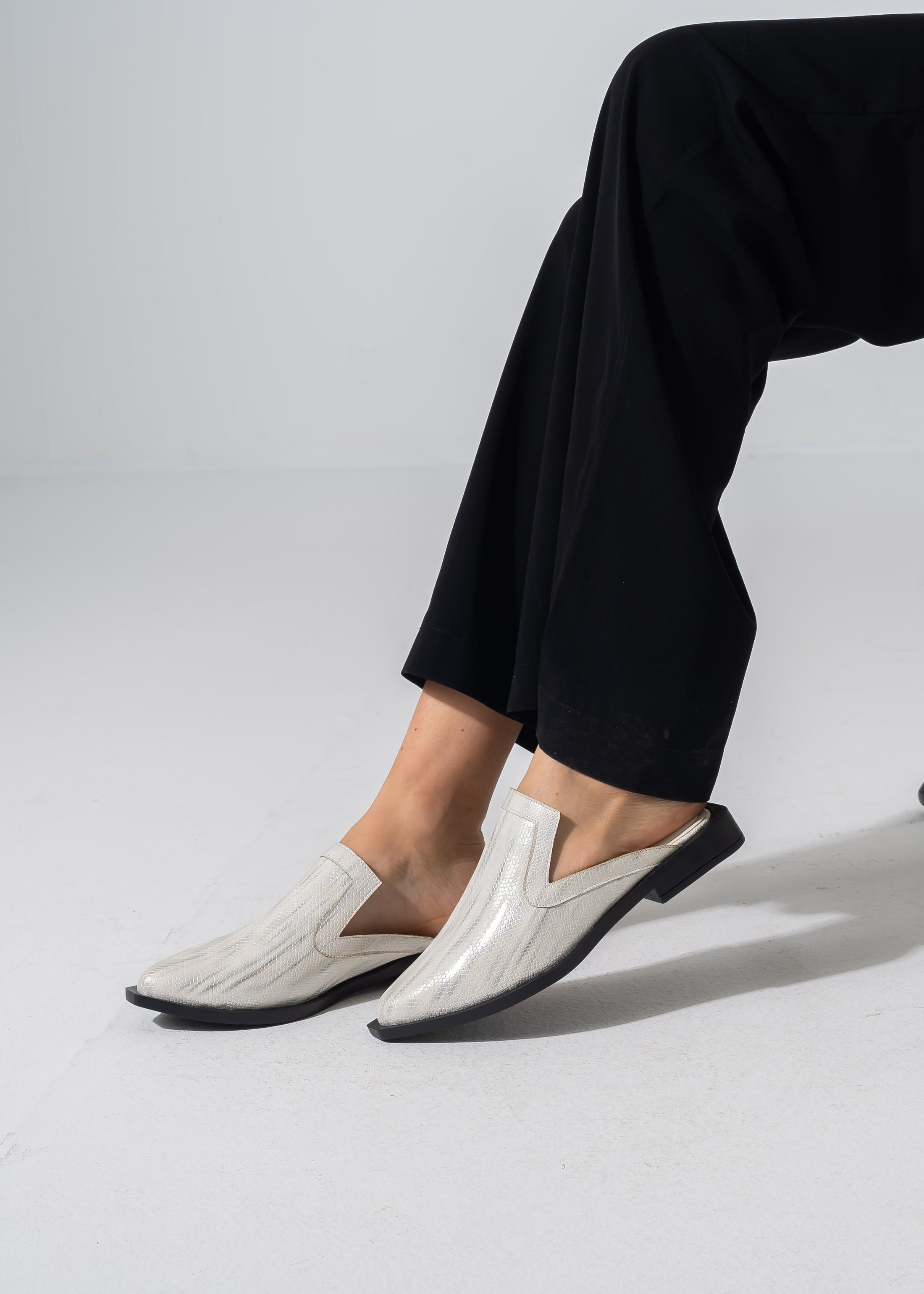 Snake-Embossed V-Cut Mules - WHITE