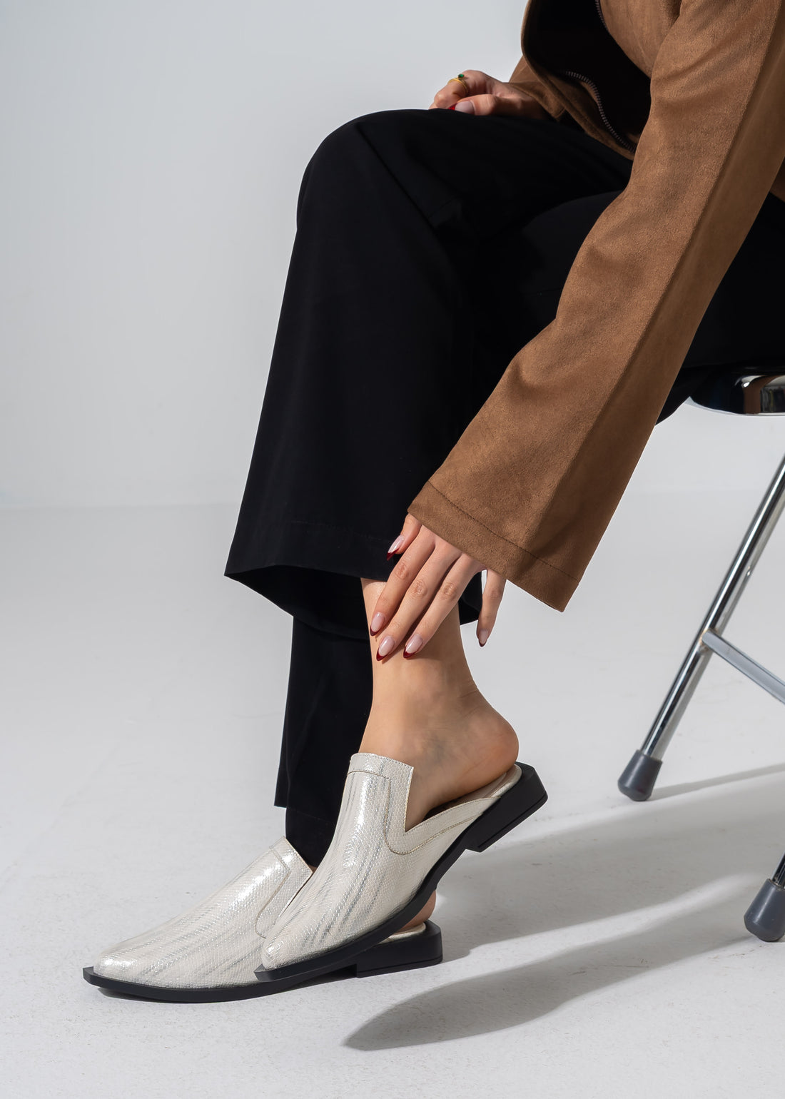 Snake-Embossed V-Cut Mules - WHITE