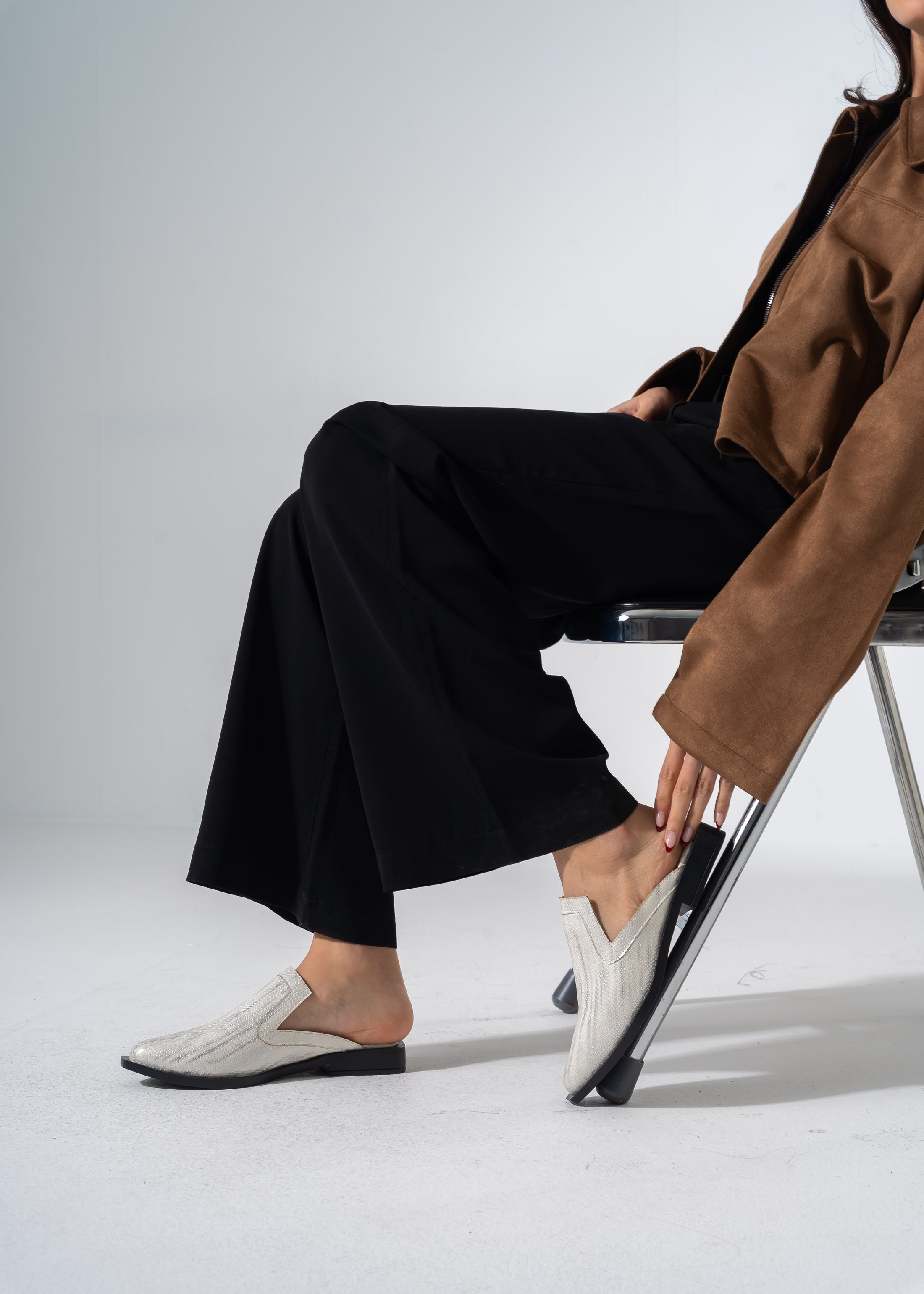 Snake-Embossed V-Cut Mules - WHITE