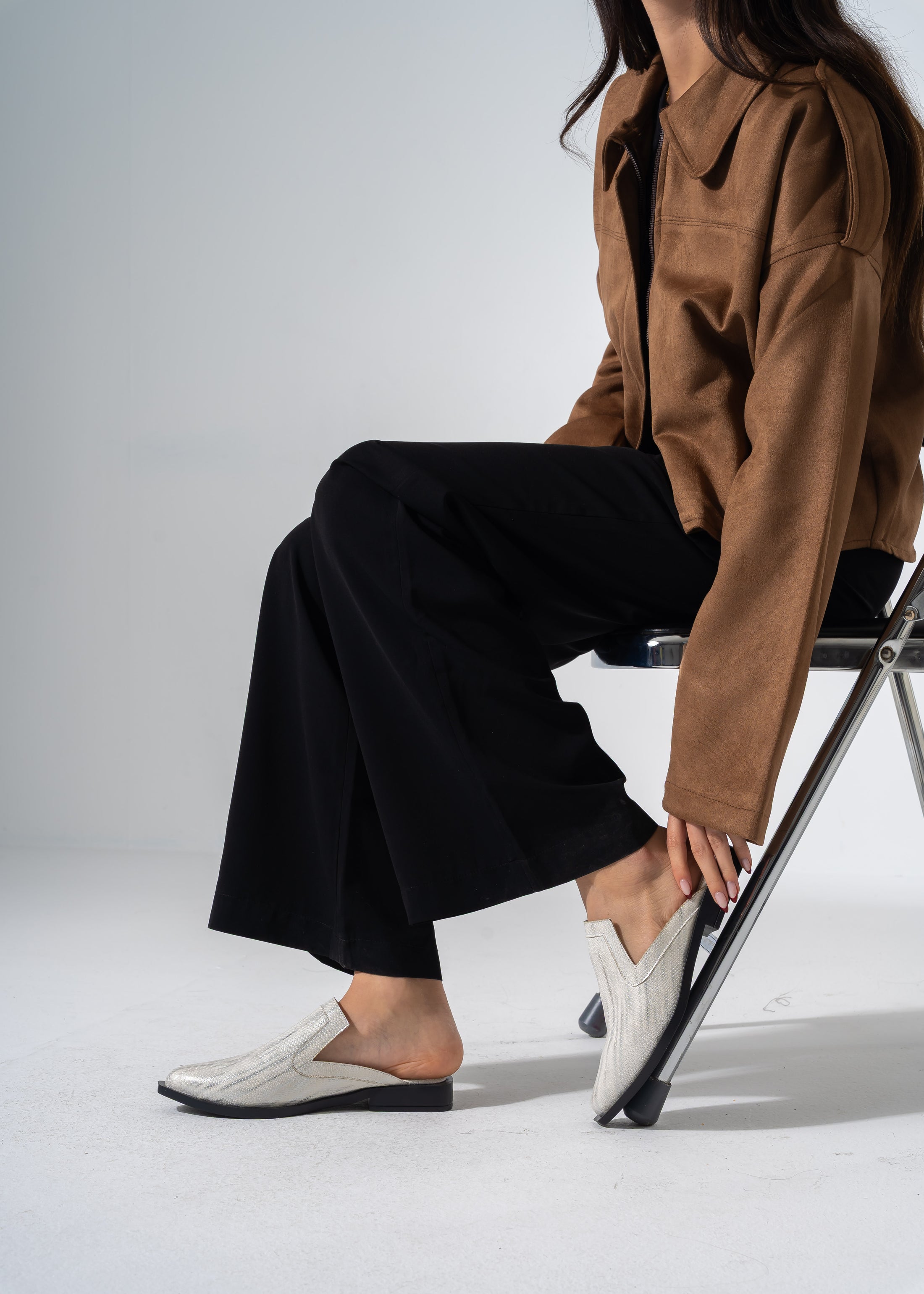 Snake-Embossed V-Cut Mules - WHITE