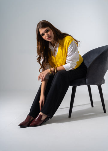 V-Cut Textured Flat Mules - MARRON