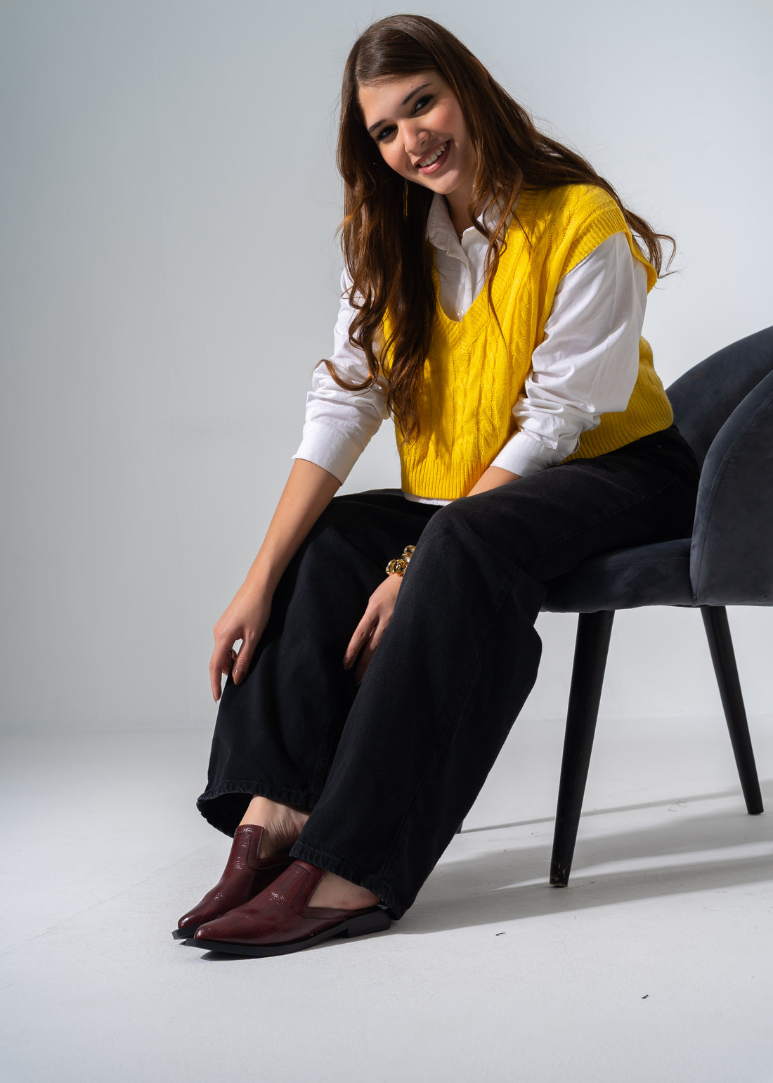 V-Cut Textured Flat Mules - MARRON