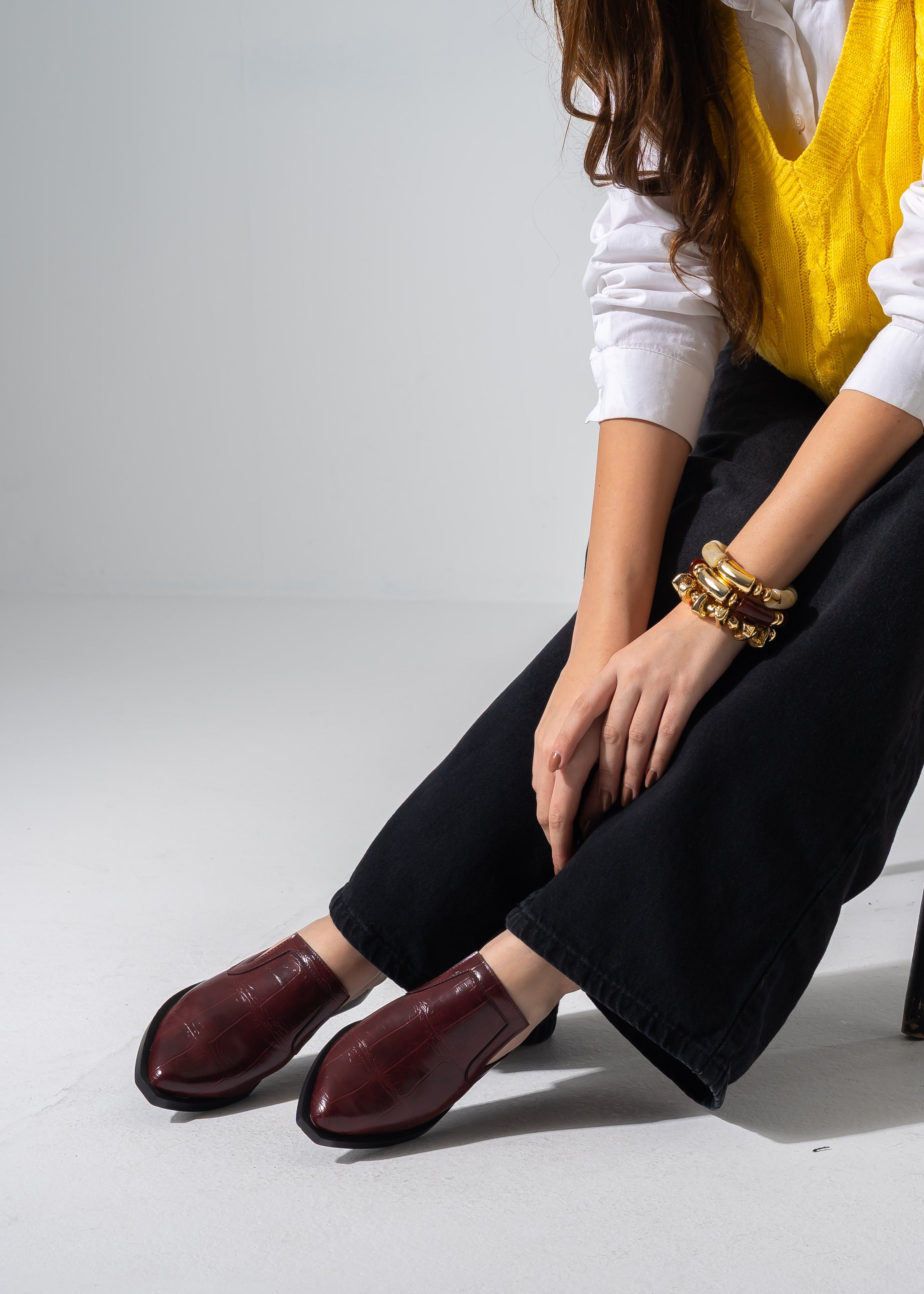 V-Cut Textured Flat Mules - MARRON