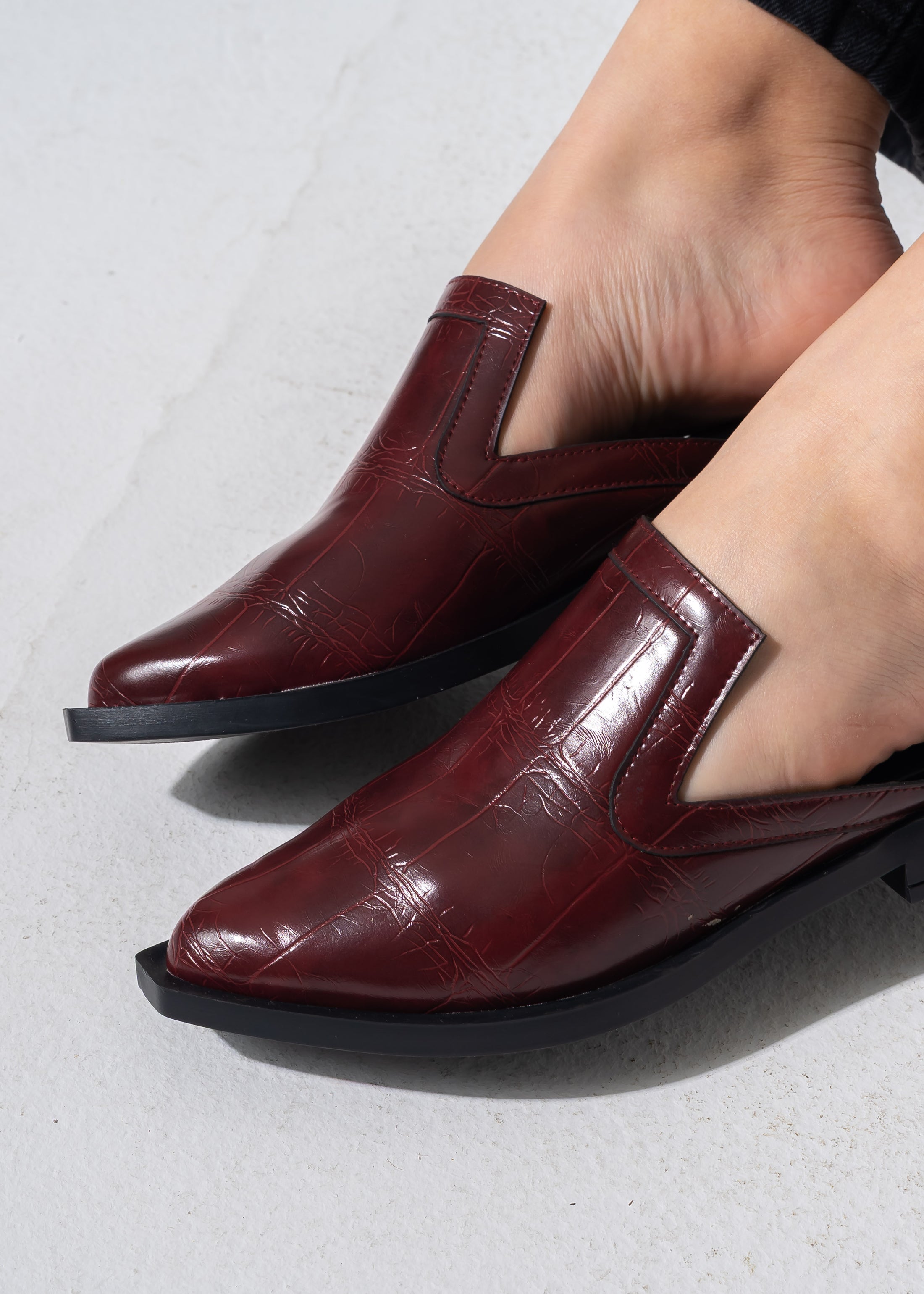 V-Cut Textured Flat Mules - MARRON