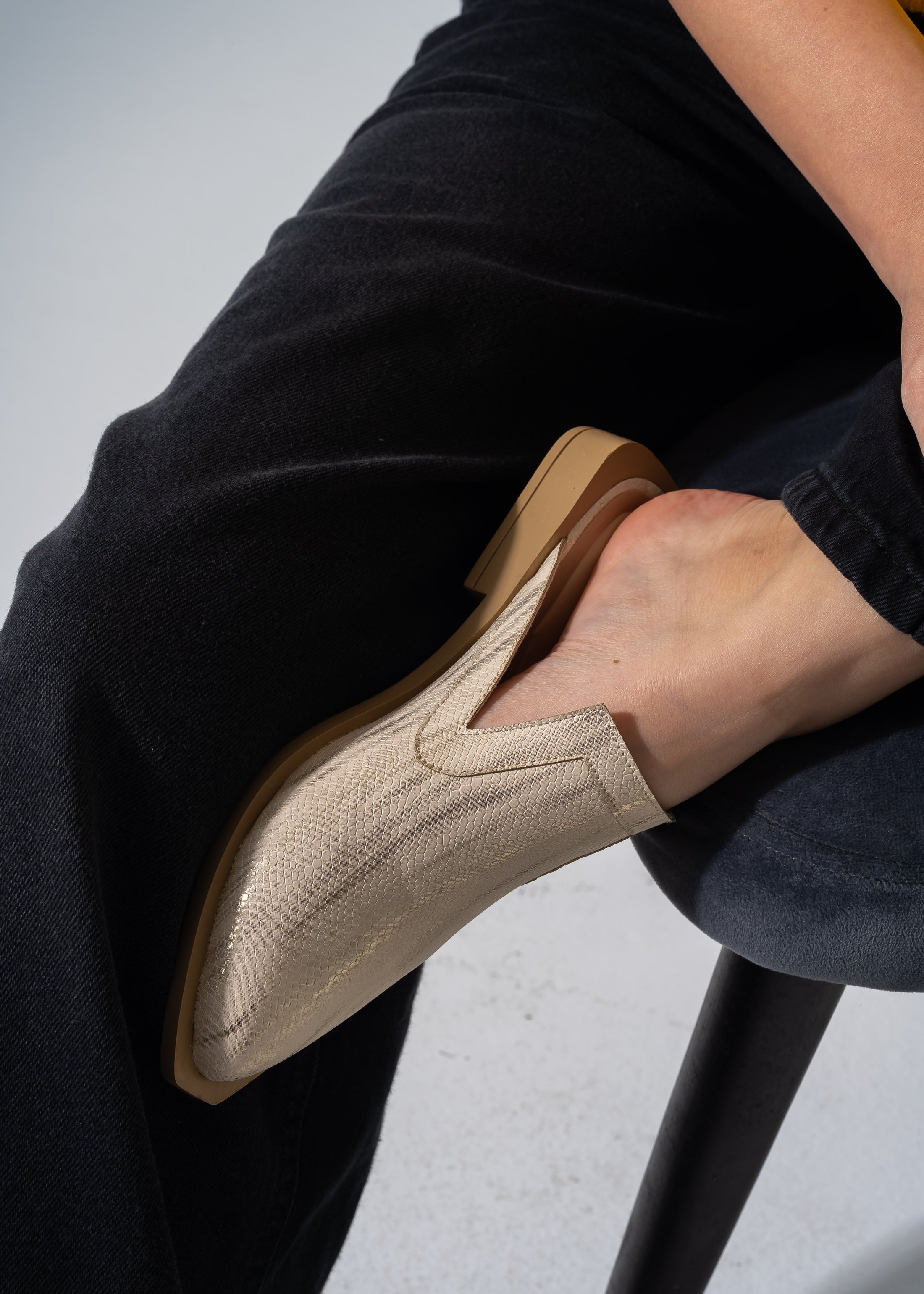 Snake-Embossed V-Cut Mules - BEIGE