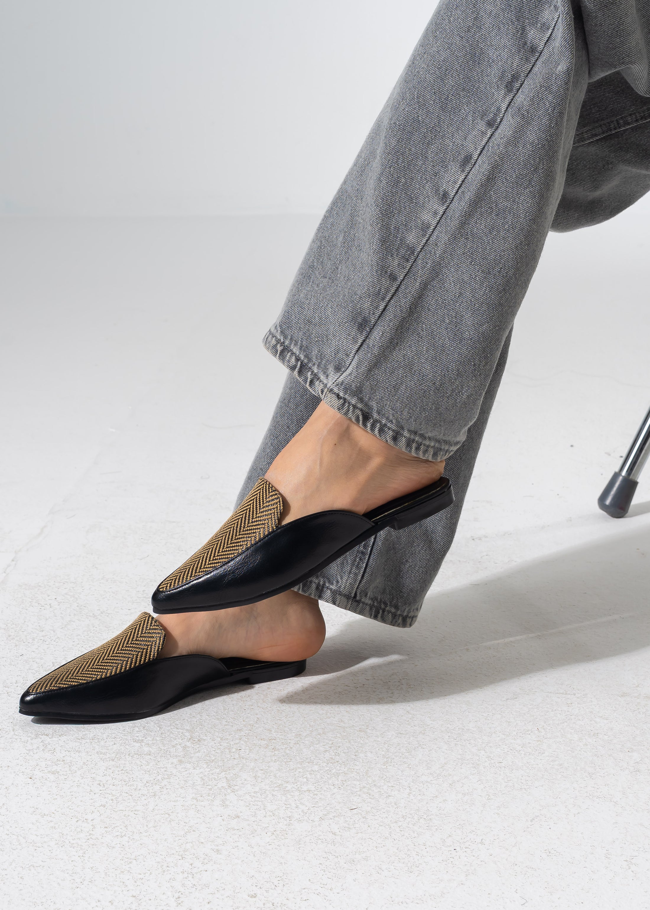 Pointed-Toe Herringbone Weave Mules - BLACK