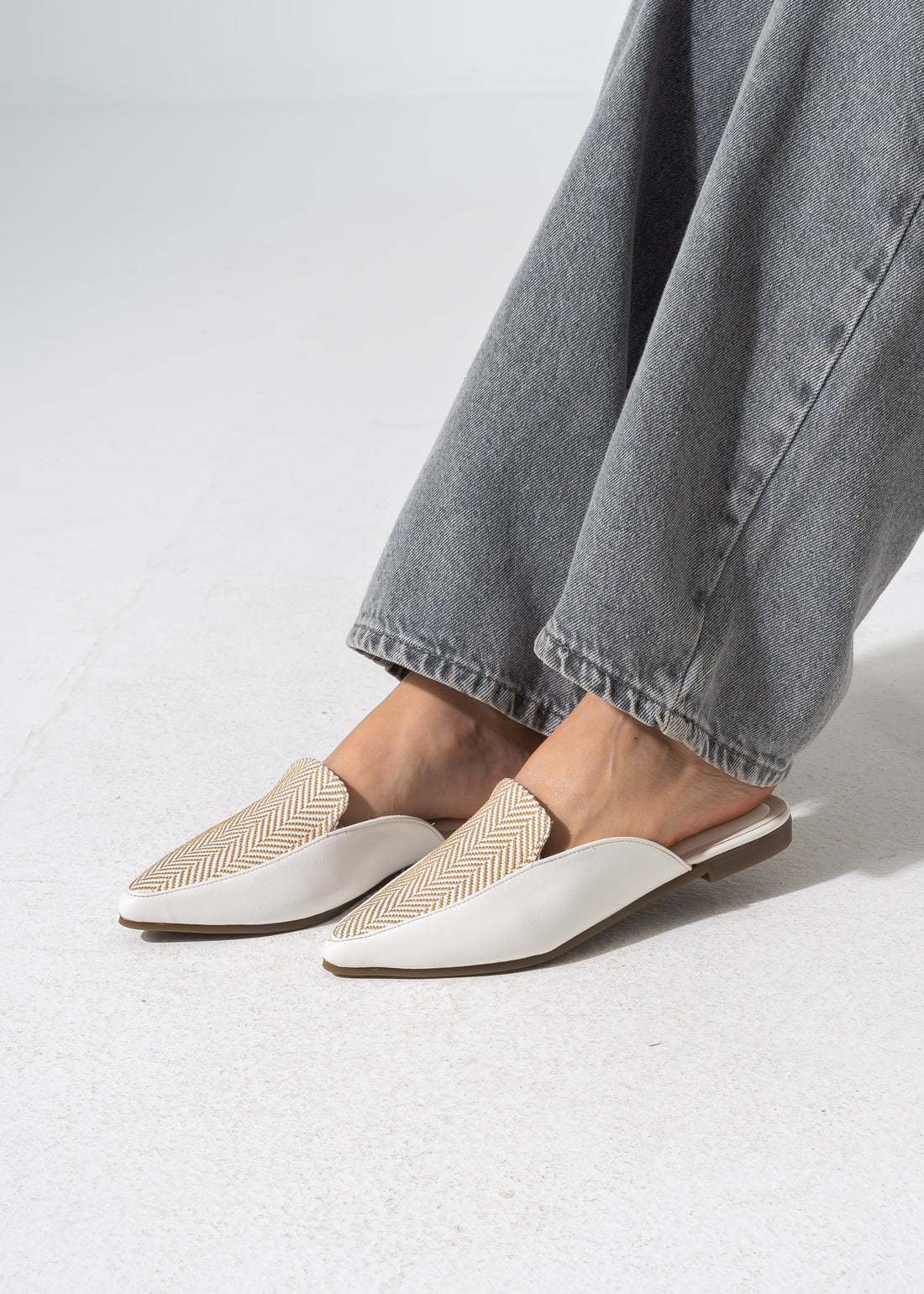 Pointed-Toe Herringbone Weave Mules - WHITE