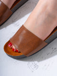 Load image into Gallery viewer, Chic Scaled Open-Toe Mules - CAMEL
