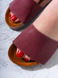 Load image into Gallery viewer, Chic Scaled Open-Toe Mules - MARRON
