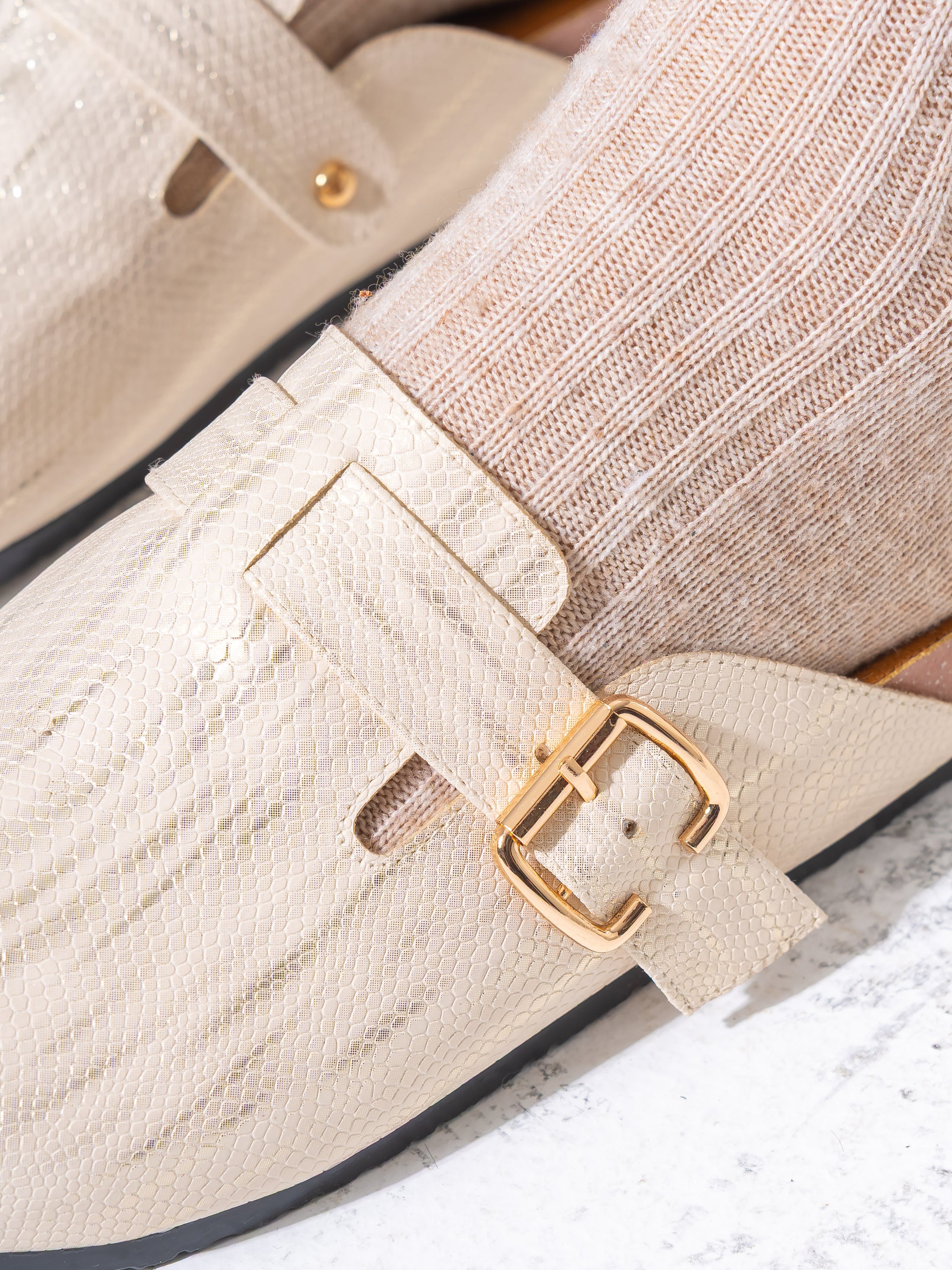 Glossy Scale-Pattern Comfort Clogs - BEIGE