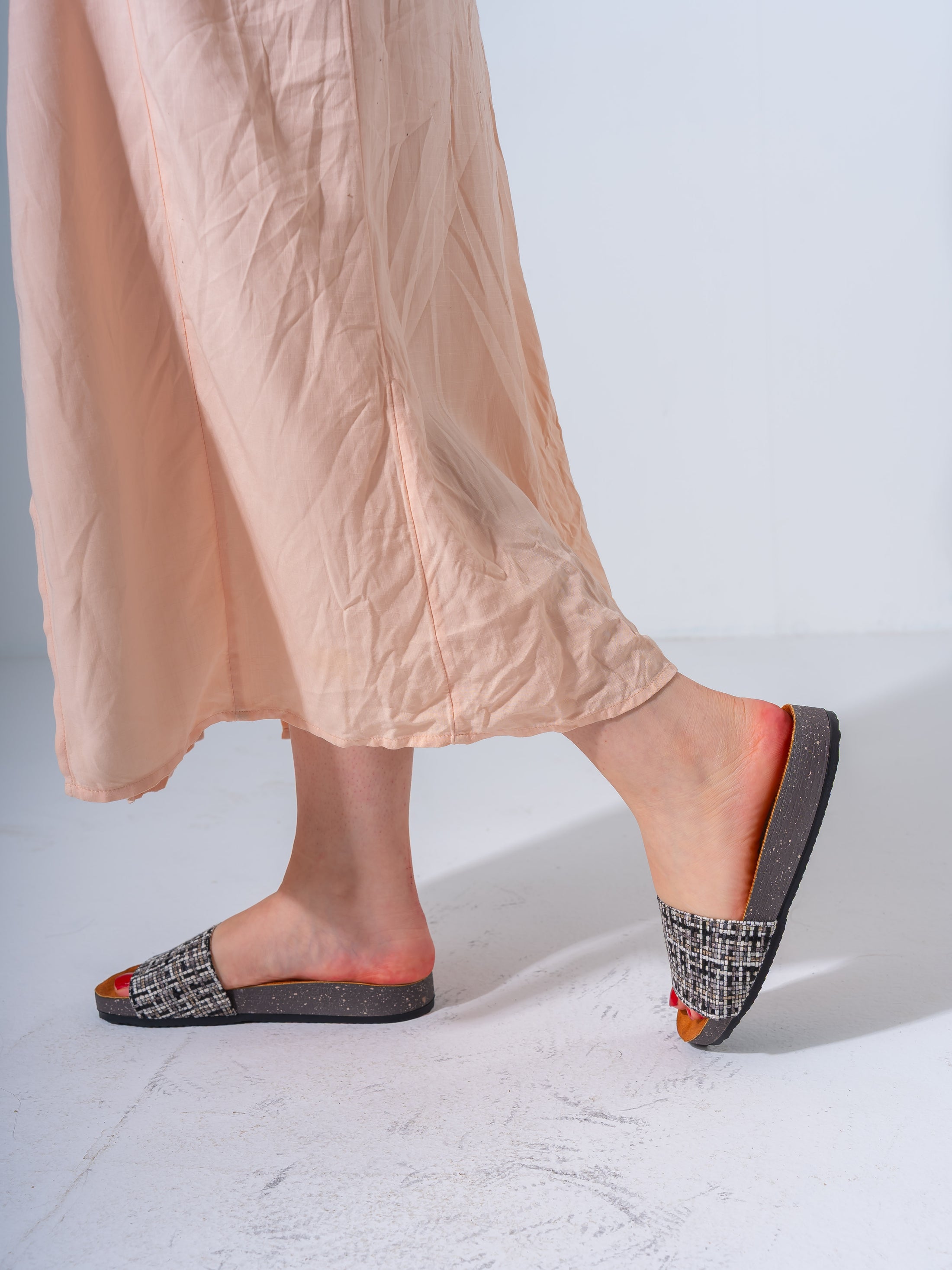 Textured Plaid Comfort Slipper - BLACK