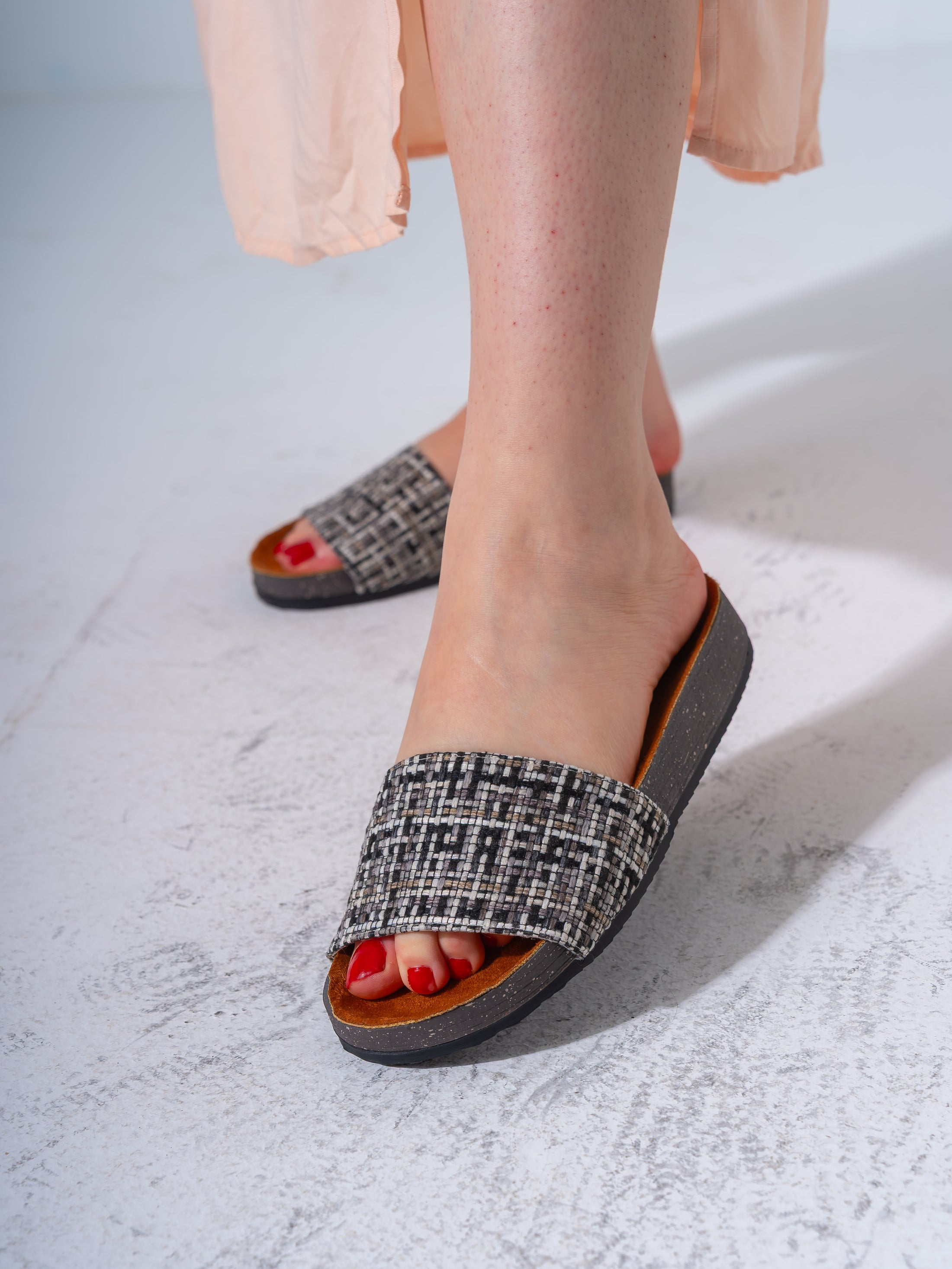Textured Plaid Comfort Slipper - BLACK