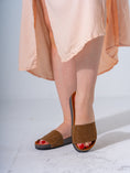 Load image into Gallery viewer, Leopard Print Platform Slides - CAMEL
