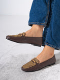 Load image into Gallery viewer, Textured Jacquard Detail Flat- BROWN
