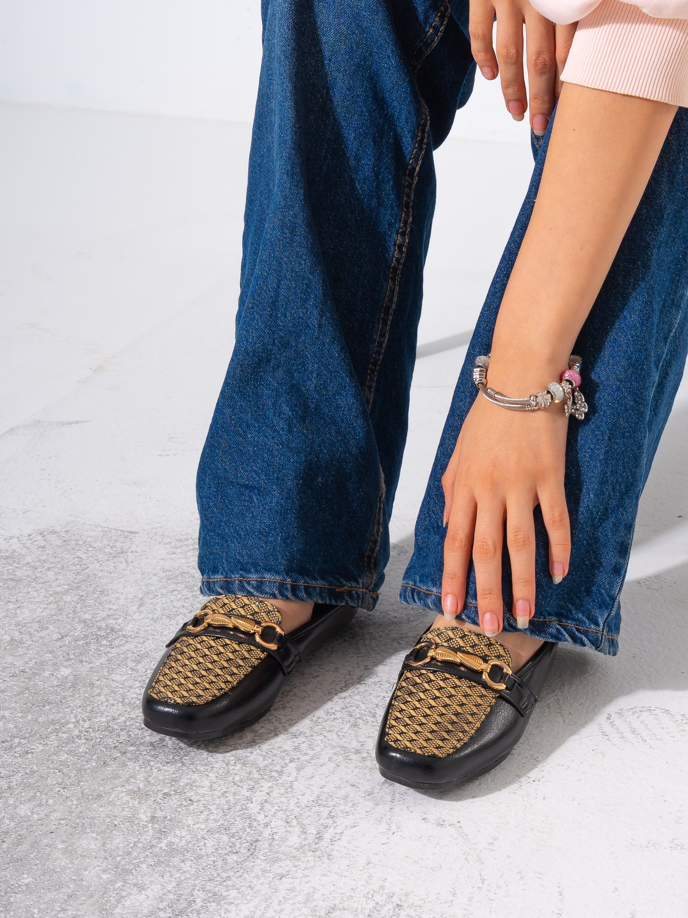 Textured Jacquard Detail Flat- BLACK