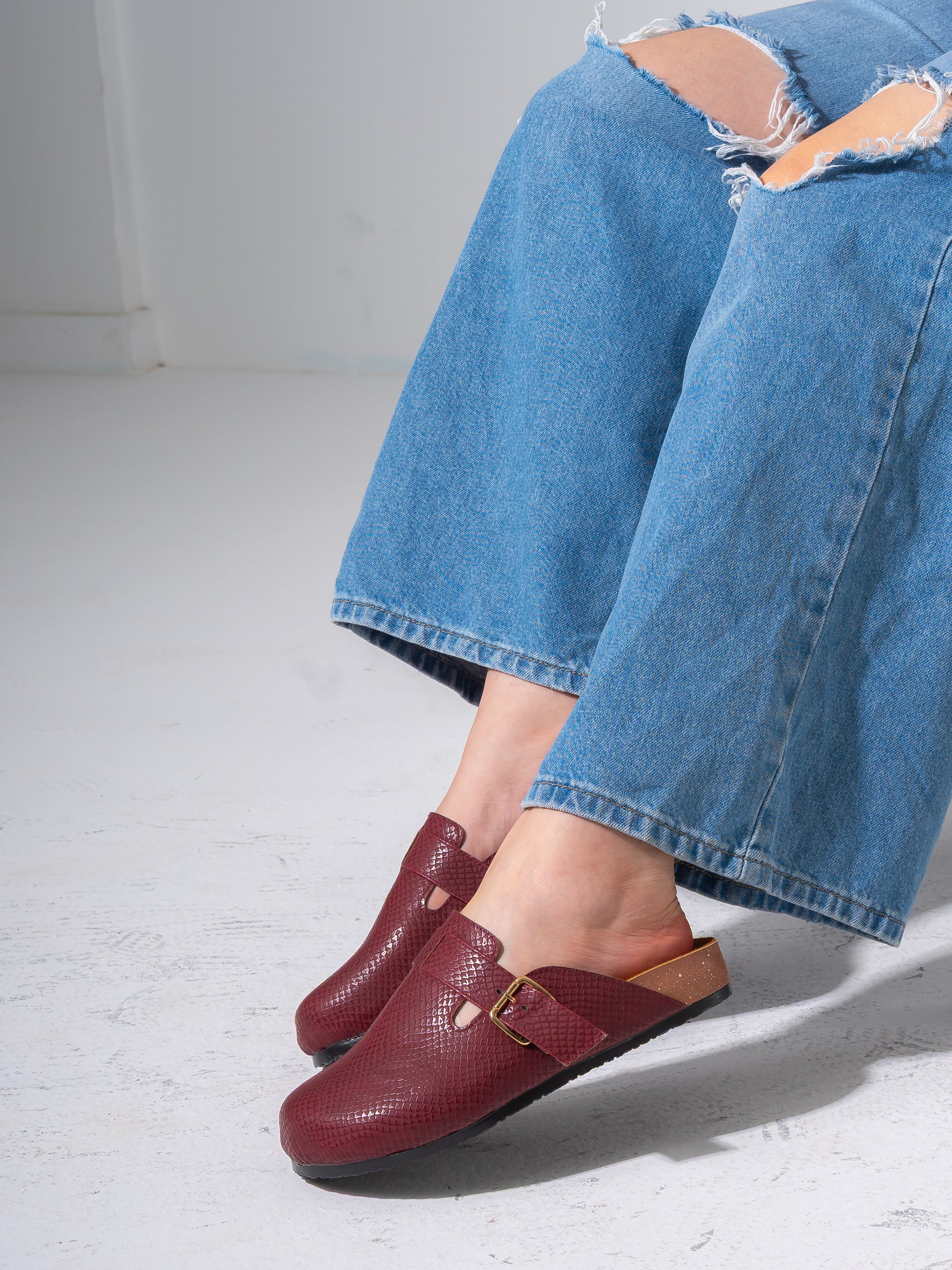 Snake-Embossed Buckle Clogs - MARRON
