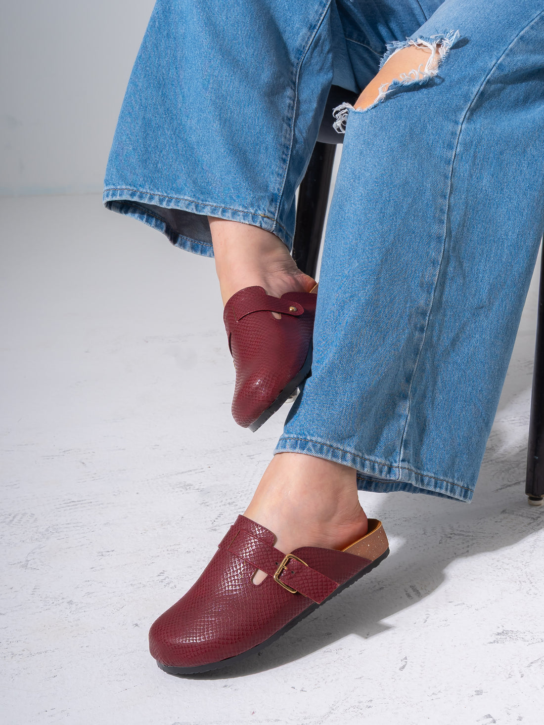 Snake-Embossed Buckle Clogs - MARRON