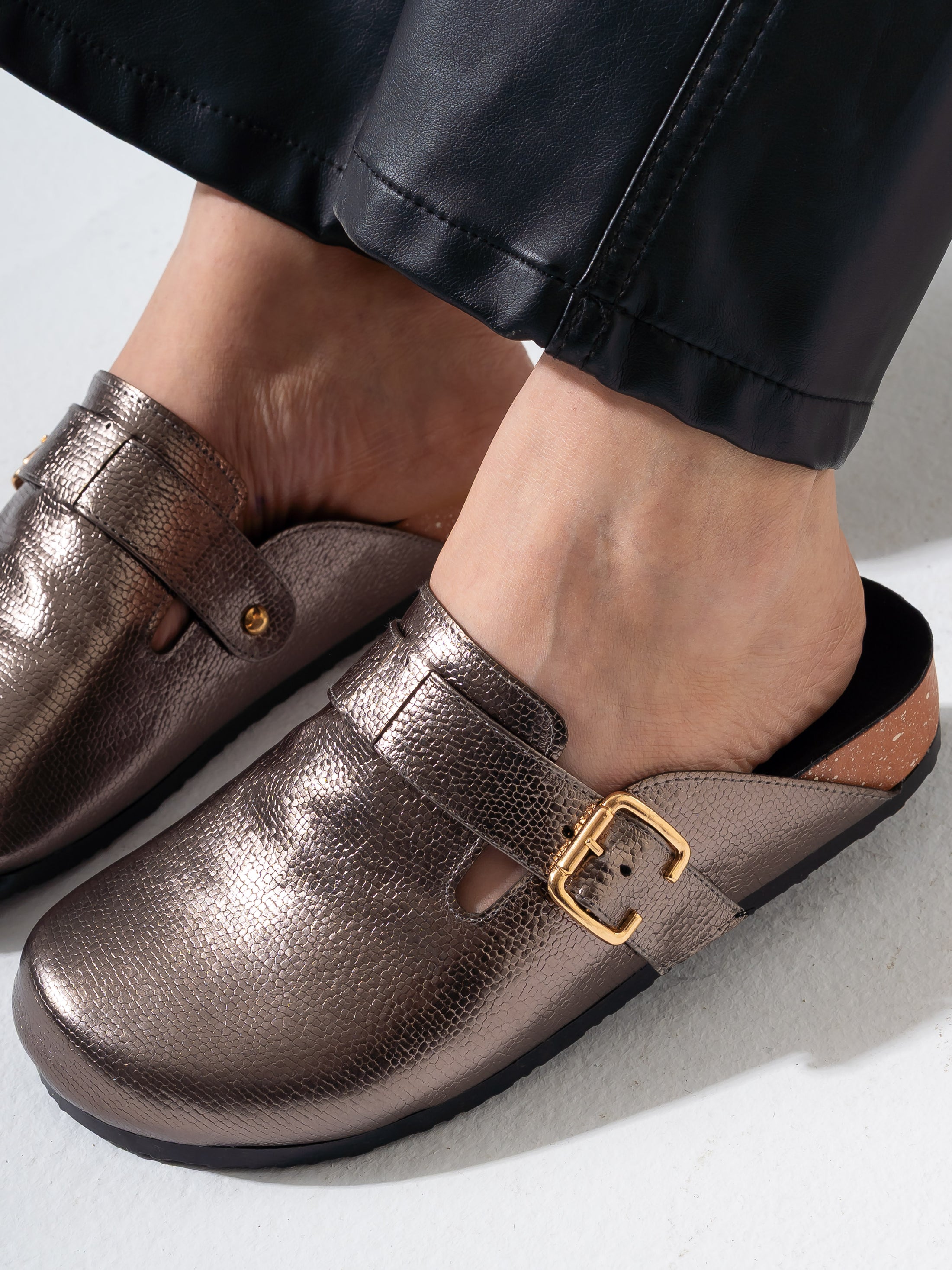 Shimmer Finish Comfort Clogs - OXIDI