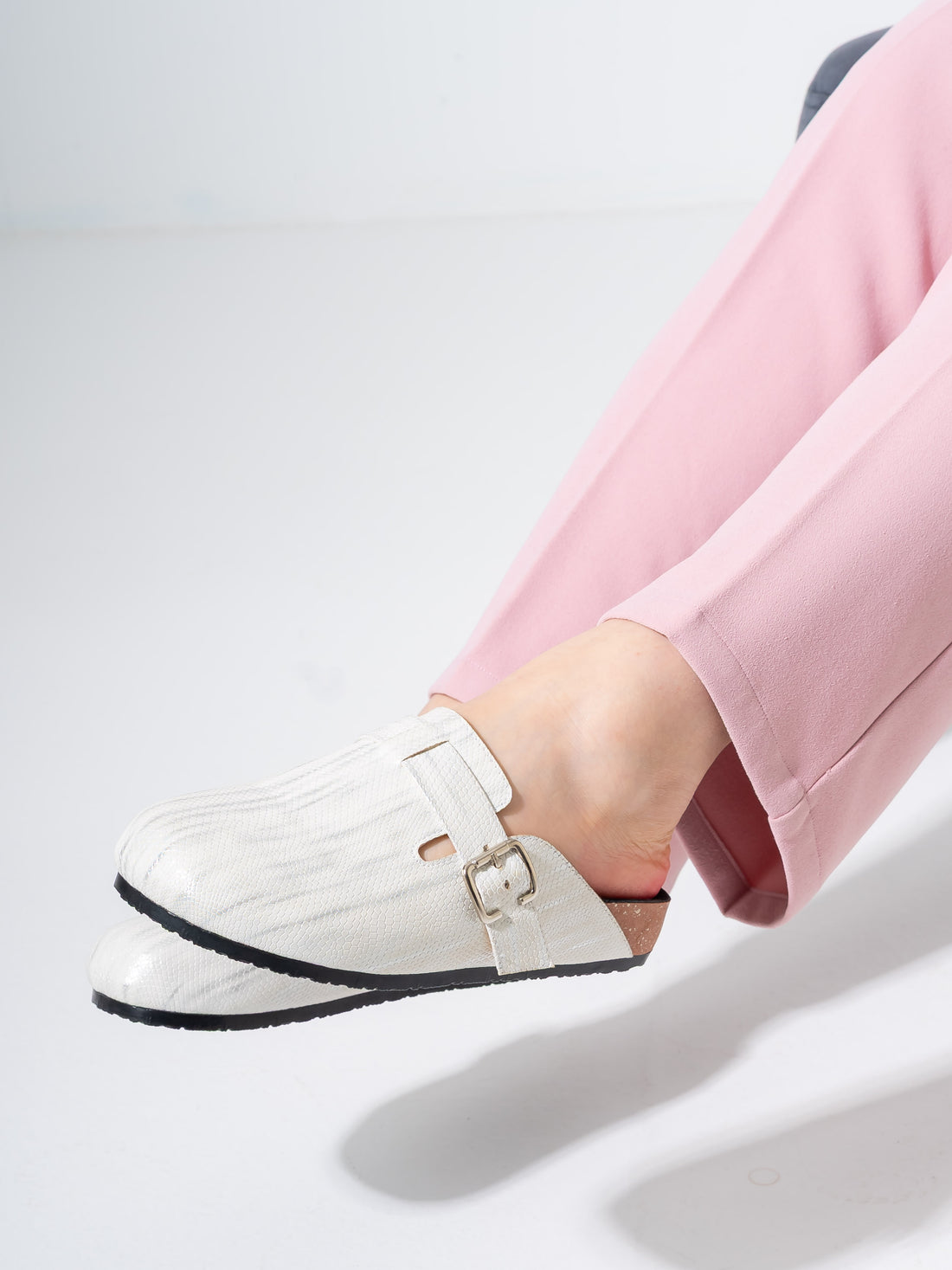 Glossy Scale-Pattern Comfort Clogs - WHITE