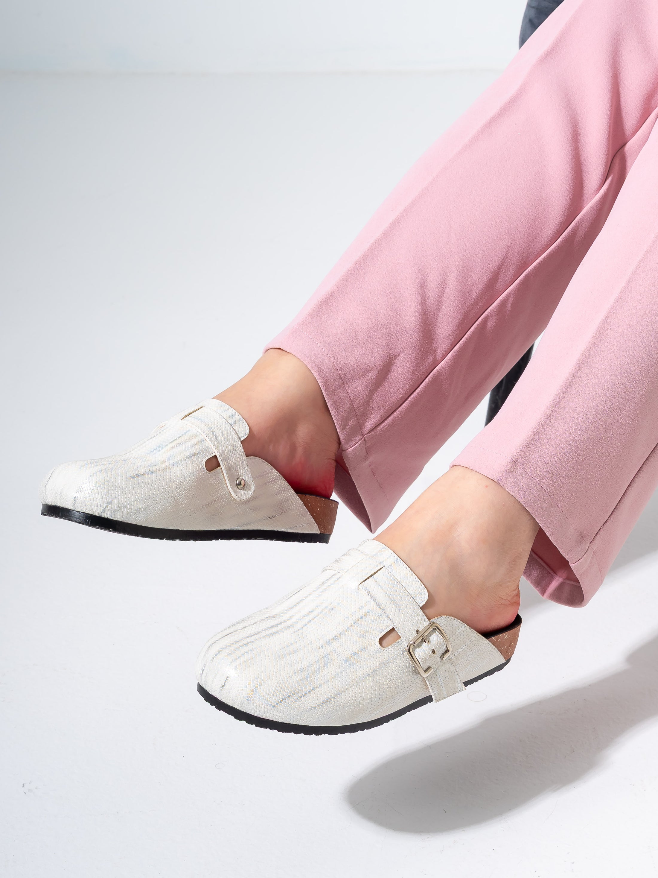 Glossy Scale-Pattern Comfort Clogs - WHITE