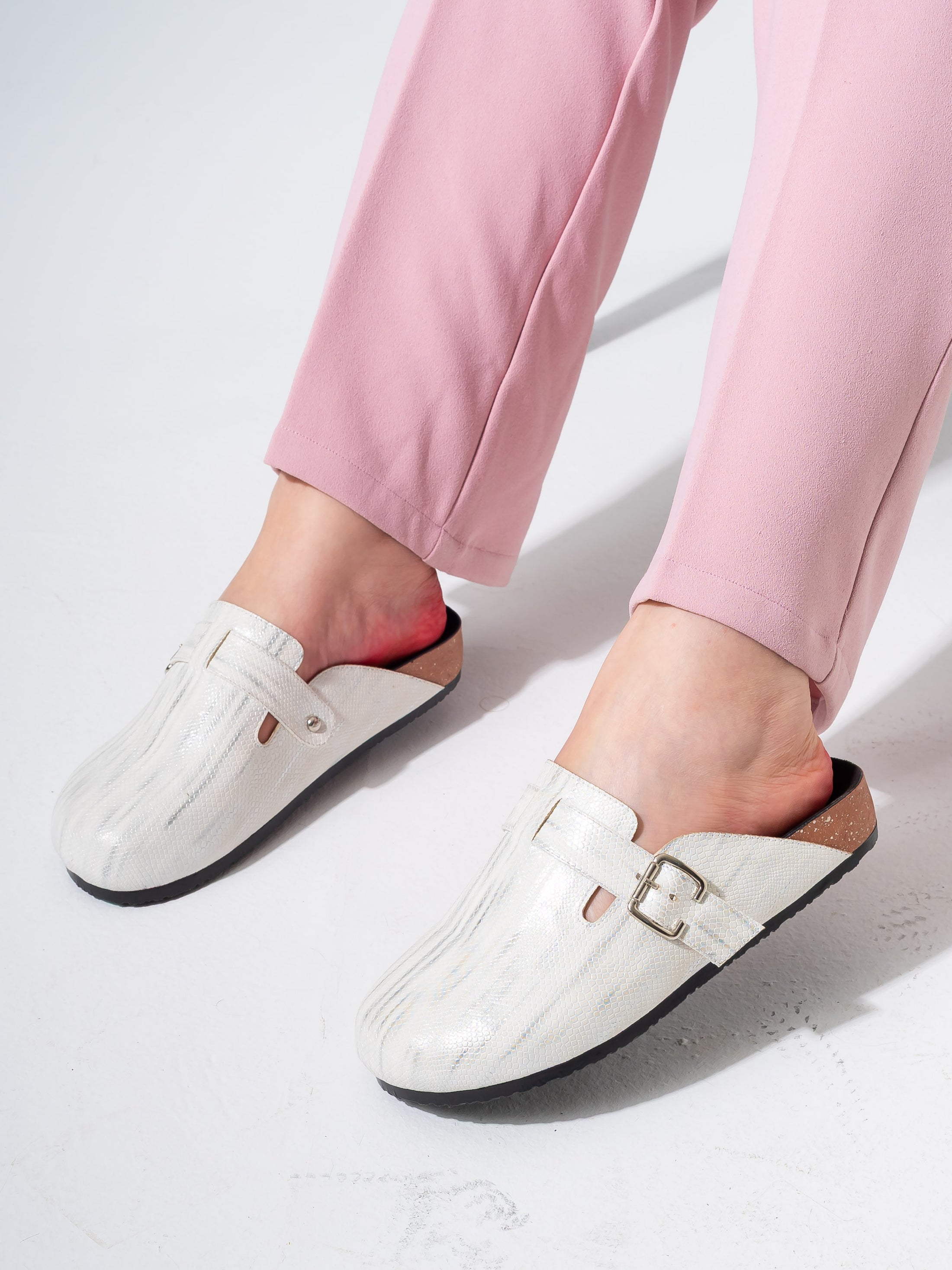 Glossy Scale-Pattern Comfort Clogs - WHITE