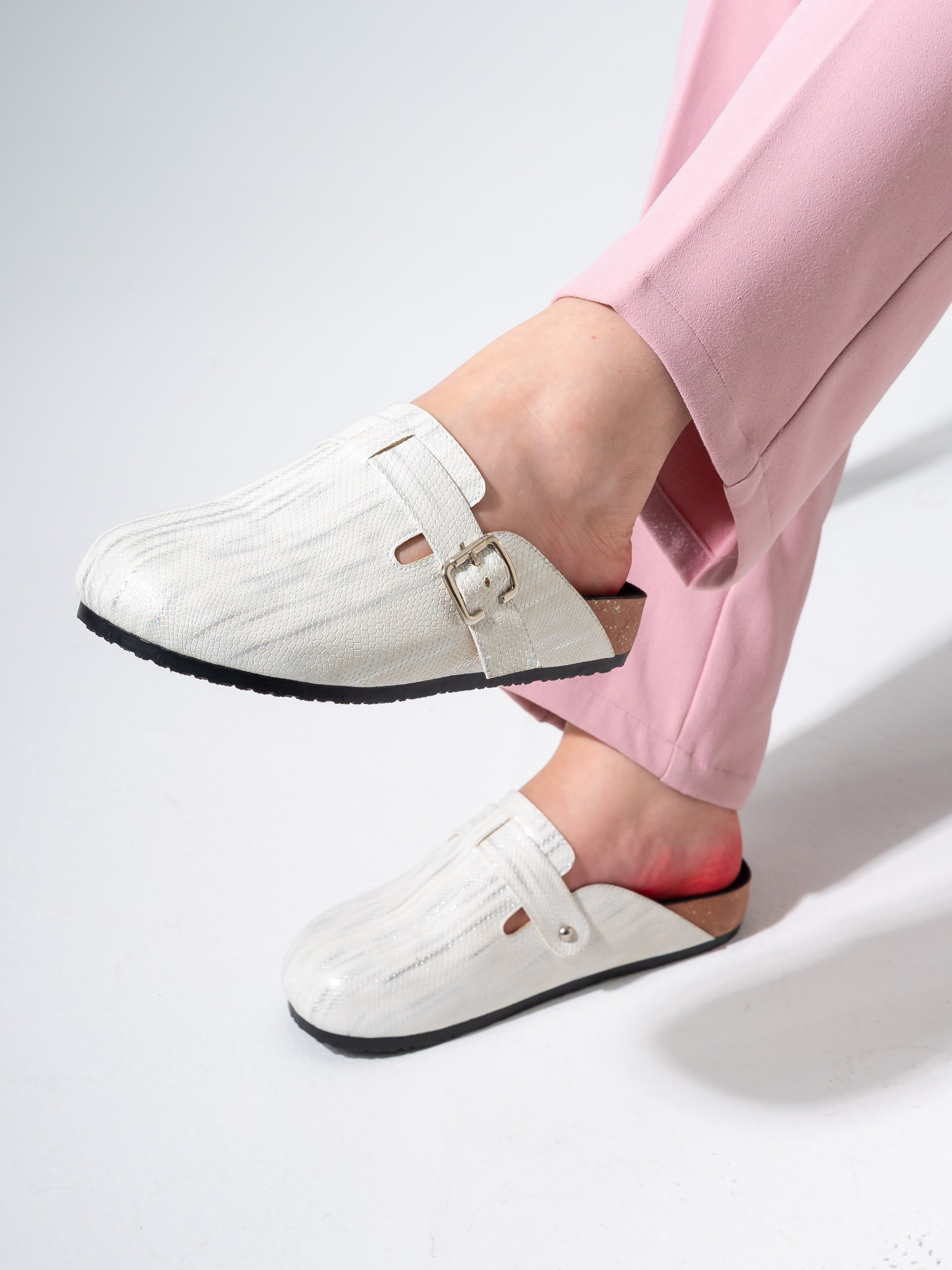 Glossy Scale-Pattern Comfort Clogs - WHITE